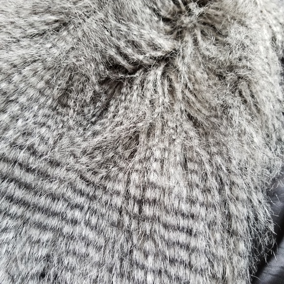 Faux Fur Vest SIZE M - Picture 6 of 6